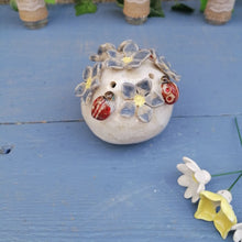 Charger l'image dans la galerie, Pique-Fleurs Floral Trois Coccinelles