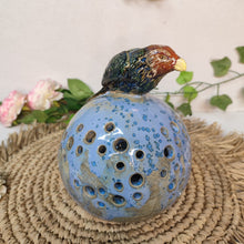 Charger l'image dans la galerie, Lampe ou Photophore en grès orné d'un Oiseau Multicolore