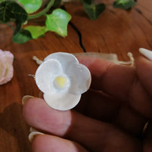 Charger l'image dans la galerie, Boucles d'Oreilles Poppy Blanches