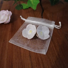 Charger l'image dans la galerie, Boucles d'Oreilles Poppy Blanches