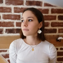 Charger l'image dans la galerie, Boucles d'Oreilles Poppy Blanches