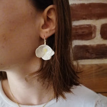 Charger l'image dans la galerie, Boucles d'Oreilles Poppy Blanches