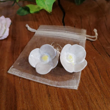 Charger l'image dans la galerie, Boucles d'Oreilles Poppy Blanches