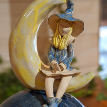 Charger l'image dans la galerie, Lampe avec Petite Sorcière assise sur la lune