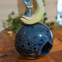 Charger l'image dans la galerie, Lampe avec Petite Sorcière assise sur la lune