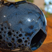 Charger l'image dans la galerie, Lampe avec Petite Sorcière assise sur la lune