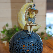 Charger l'image dans la galerie, Lampe avec Petite Sorcière assise sur la lune