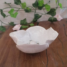 Charger l'image dans la galerie, Porte-encens Floral Nacré