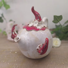 Charger l'image dans la galerie, Théière Farfadet Chapeau Fleuri